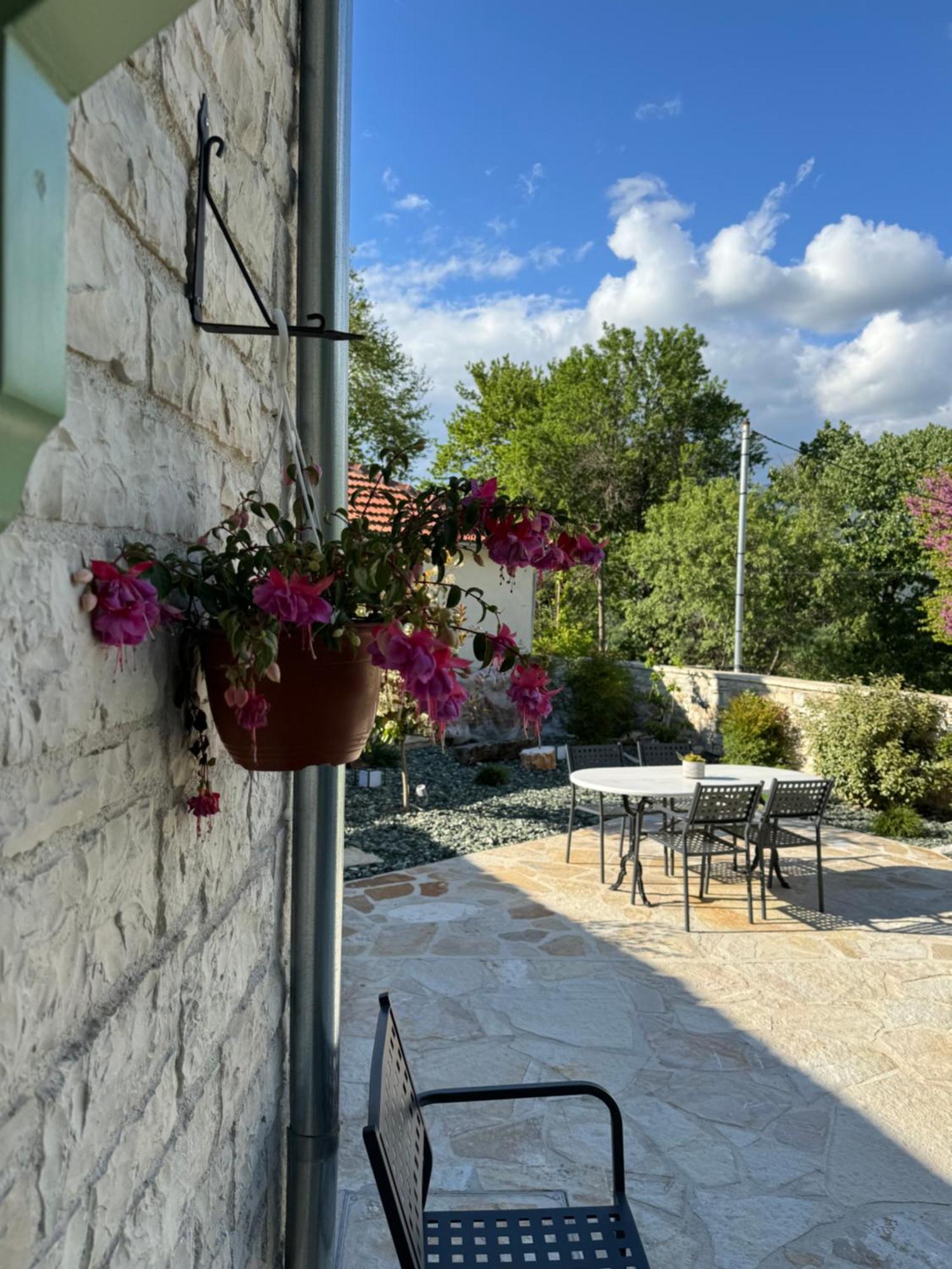דירות Aristi Boutique Stonehouse With Attic מראה חיצוני תמונה