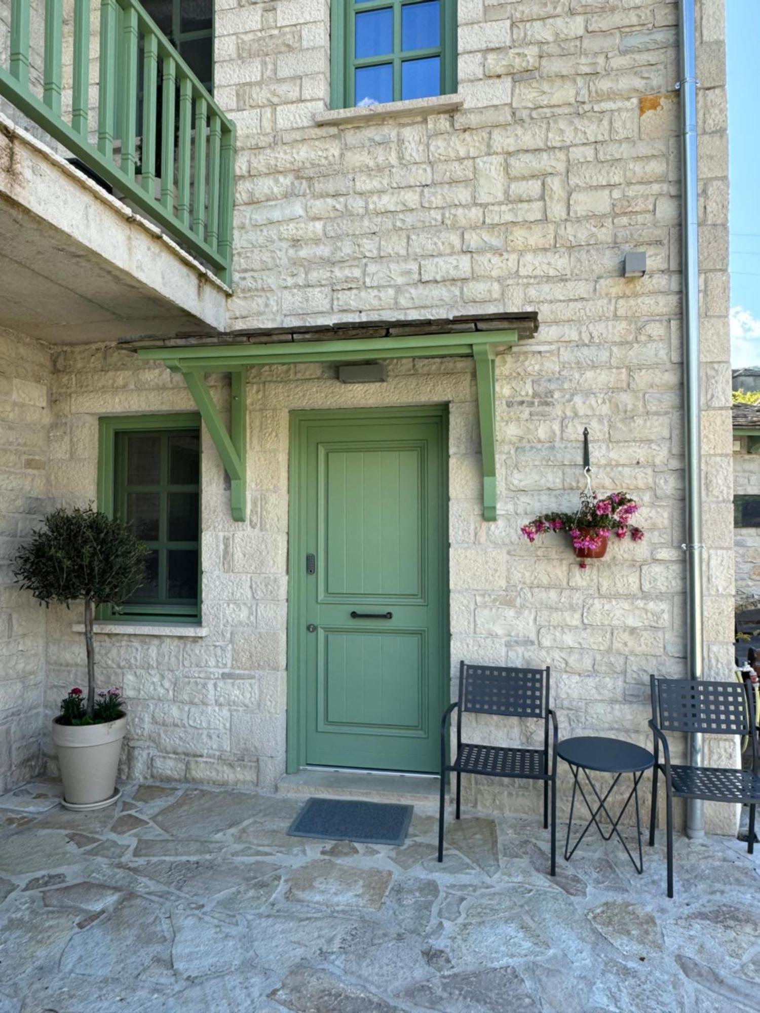 דירות Aristi Boutique Stonehouse With Attic מראה חיצוני תמונה