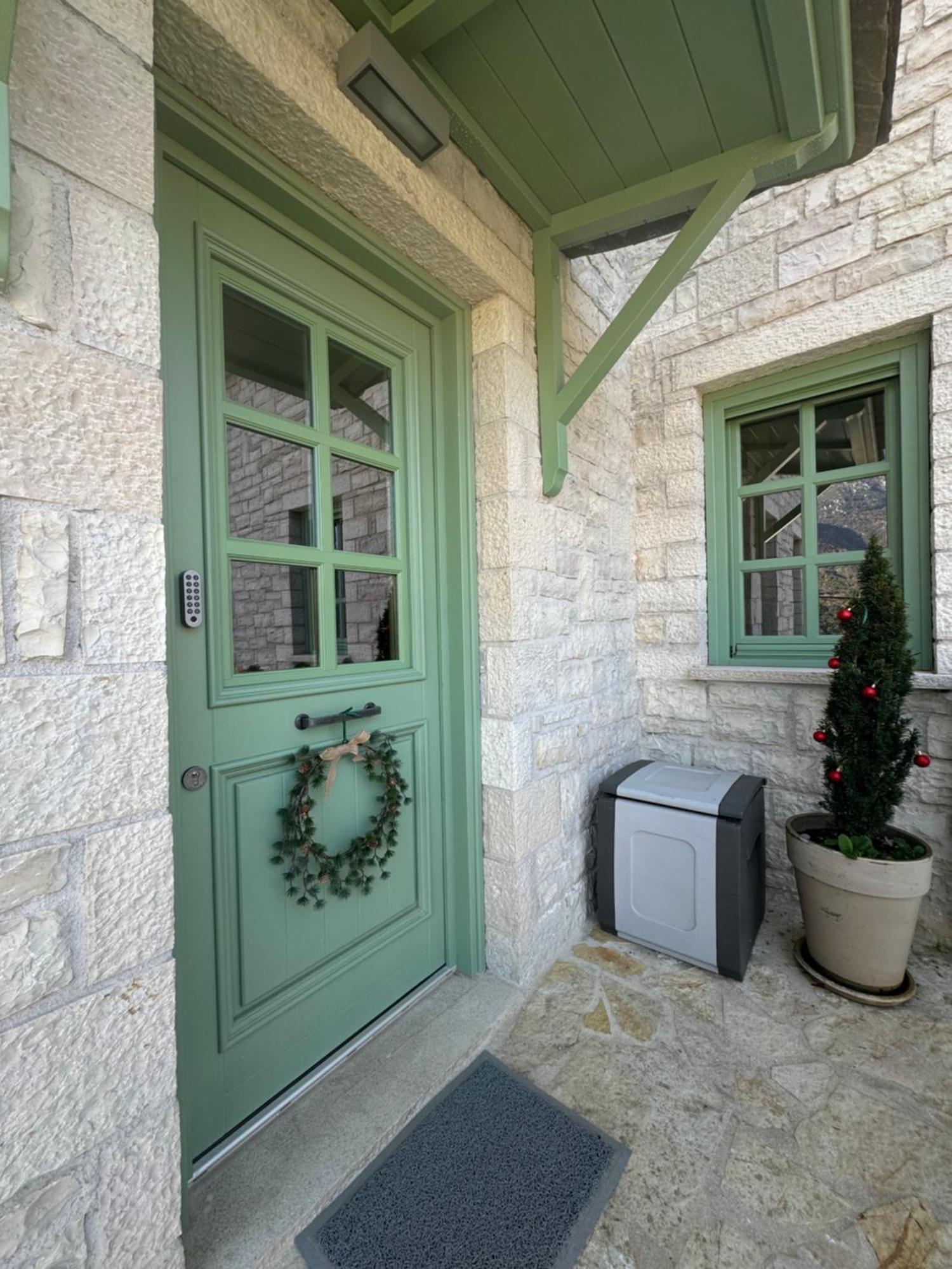 דירות Aristi Boutique Stonehouse With Attic מראה חיצוני תמונה